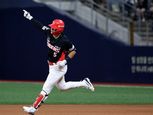 15일 오후 서울 구로구 고척스카이돔에서 열린 프로야구 KIA와 키움의 경기. 5회초 1사 1루 상황에서 KIA 김도영이 투런홈런을 치며 30홈런-30도루 최연소 기록을 달성, 그라운드를 달리고 있다. 2024.8.15  연합뉴스