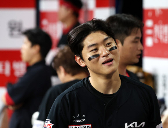 15일 오후 서울 구로구 고척스카이돔에서 열린 프로야구 KIA와 키움의 경기. 5회초 1사 1루 상황에서 KIA 김도영이 투런홈런을 치며 30홈런-30도루 최연소 기록을 달성, 더그아웃으로 들어와 미소를 짓고 있다. 2024.8.15  연합뉴스