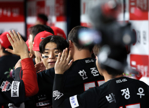 15일 오후 서울 구로구 고척스카이돔에서 열린 프로야구 KIA와 키움의 경기. 5회초 1사 1루 상황에서 KIA 김도영이 투런홈런을 치며 30홈런-30도루 최연소 기록을 달성, 더그아웃으로 들어와 동료들의 축하를 받고 있다. 2024.8.15  연합뉴스