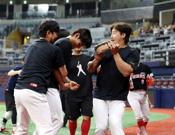 15일 오후 서울 구로구 고척스카이돔에서 열린 프로야구 KIA와 키움의 경기. 최연소 30-30을 달성한 KIA 김도영이 동료들에게 축하를 받고 있다. 2024.8.15  연합뉴스