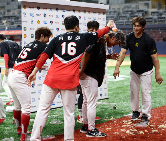 15일 오후 서울 구로구 고척스카이돔에서 열린 프로야구 KIA와 키움의 경기. 최연소 30-30을 달성한 KIA 김도영이 동료들에게 축하를 받고 있다. 2024.8.15  연합뉴스