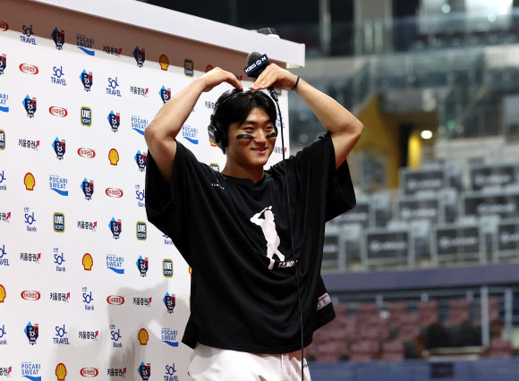 15일 오후 서울 구로구 고척스카이돔에서 열린 프로야구 KIA와 키움의 경기. 최연소 30-30을 달성한 KIA 김도영이 팬들을 향해 하트를 만들어 보이고 있다.  2024.8.15  연합뉴스