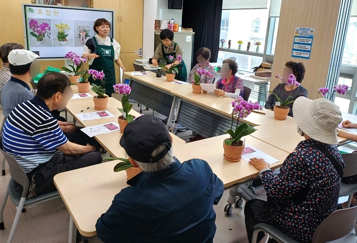 서울 영등포구 치매 환자와 가족들이 치유원예 프로그램 ‘내 손안의 정원’에 참여하고 있다. 영등포구 제공