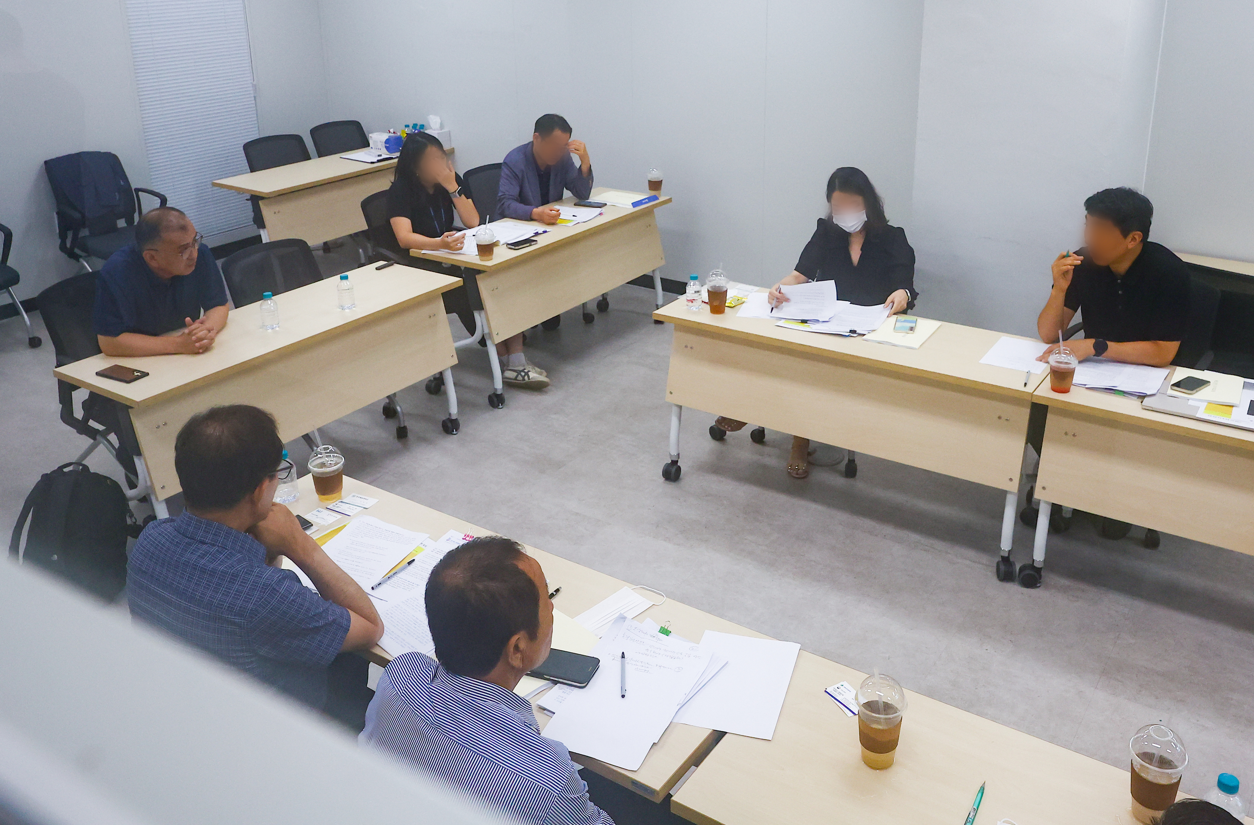 16일 서울 송파구 올림픽회관에서 열린 안세영의 작심 발언 관련 대한배드민턴협회 자체 진상조사위원회 회의에 김학균 배드민턴 국가대표팀 감독을 비롯해 위원, 협회 관계자 등이 참석하고 있다. 연합뉴스