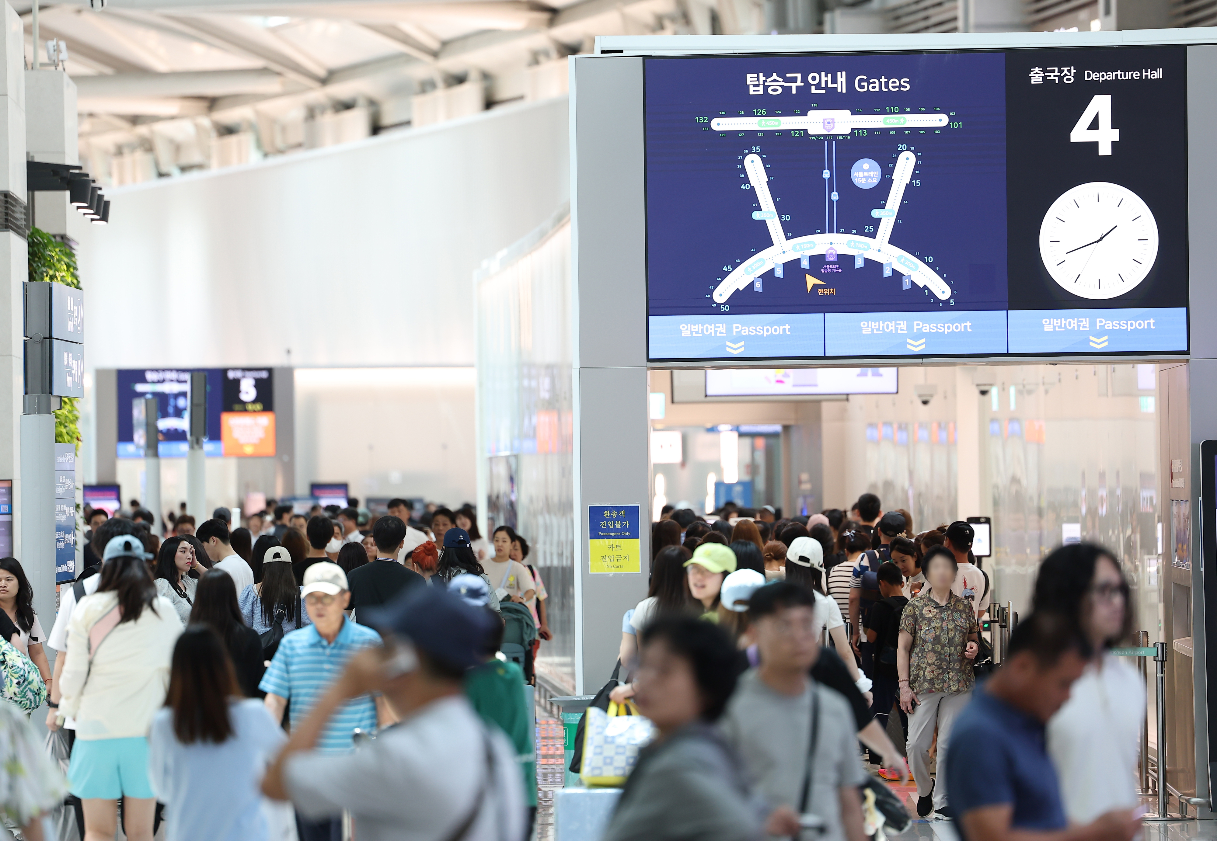 여름 휴가철인 5일 오후 인천 영종도 인천국제공항 1터미널 출국장이 탑승객들로 붐비고 있다. 2024.8.5 연합뉴스