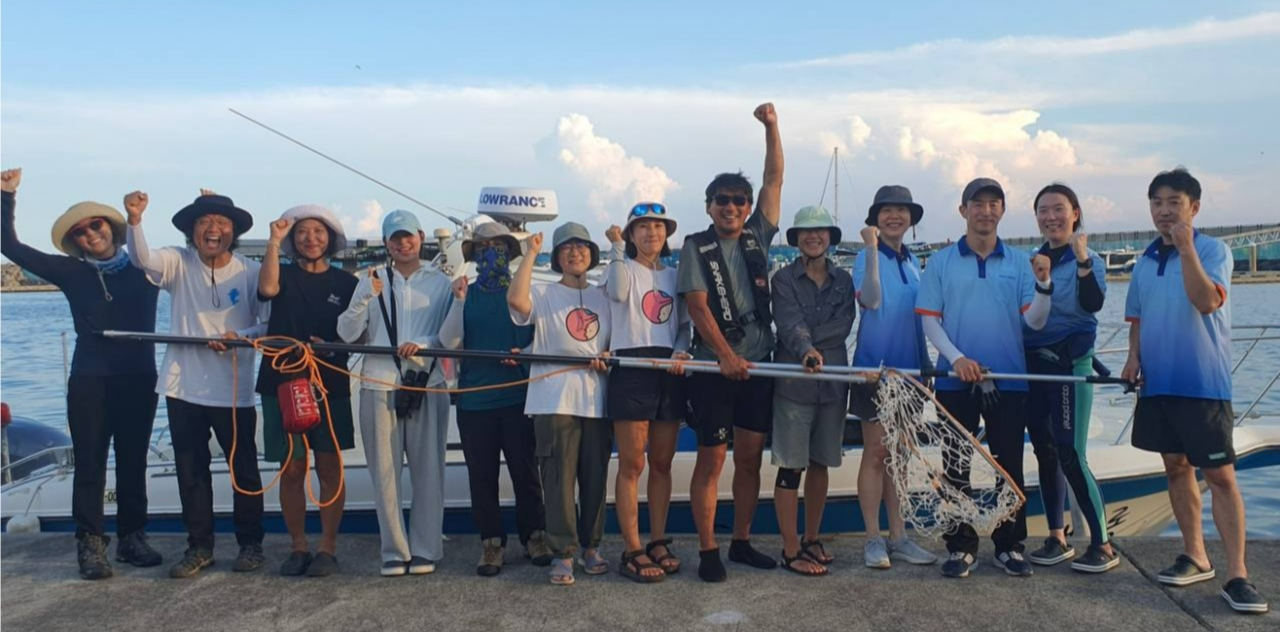 16일 제주돌고래긴급구조단과 해양동물치료기관이 남방큰돌고래 종달이 몸통에 얽혀 있던 낚싯줄 절단에 성공한 이후 기념촬영을 하고 있다. 제주돌고래긴급구조단 제공