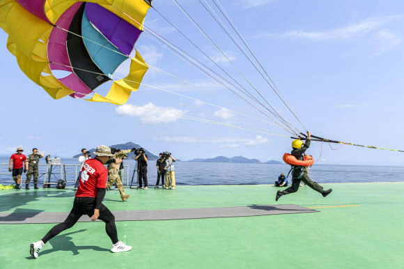 공군이 지난 14일 경남 해상생환훈련장에서 조종사 해상생환훈련을 실시했다고 17일 밝혔다. 사진은 공군 교관이 취재진에게 낙하산 부양 강화 훈련시범을 보이는 모습. 2024.8.17  공군 제공