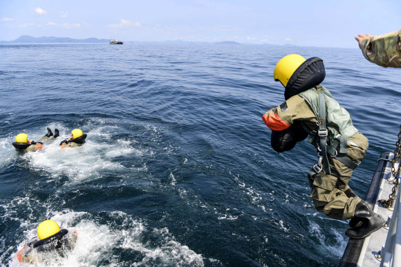 공군이 지난 14일 경남 해상생환훈련장에서 조종사 해상생환훈련을 실시했다고 17일 밝혔다. 사진은 취재진이 탐색구조훈련에 참여하는 모습. 2024.8.17  공군 제공