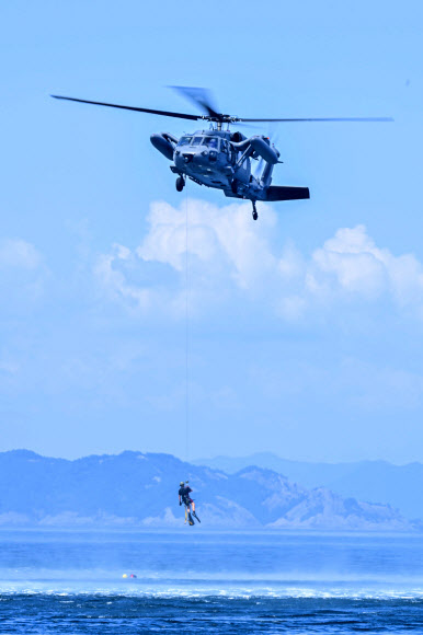 공군이 지난 14일 경남 해상생환훈련장에서 조종사 해상생환훈련을 실시했다고 17일 밝혔다. 사진은 취재진이 탐색구조훈련에 참여하는 모습. 2024.8.17  공군 제공