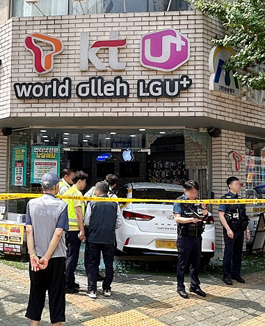 17일 오전 인천시 남동구 간석동 한 휴대전화 매장에 택시가 돌진해 유리창 등이 파손돼 있다. 2024.8.17  연합뉴스