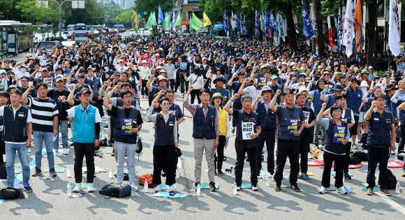 17일 오후 서울 광화문역 인근에서 열린노조법·방송법 쟁취! 8.17 거부권 거부 범국민 대회에서 참가자들이 구호를 외치고 있다. 2024.8.17  연합뉴스