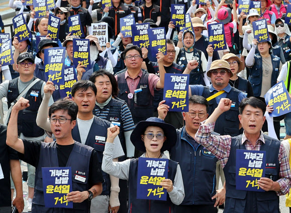 17일 오후 서울 광화문역 인근에서 열린노조법·방송법 쟁취! 8.17 거부권 거부 범국민 대회에서 참가자들이 구호를 외치고 있다. 2024.8.17  연합뉴스