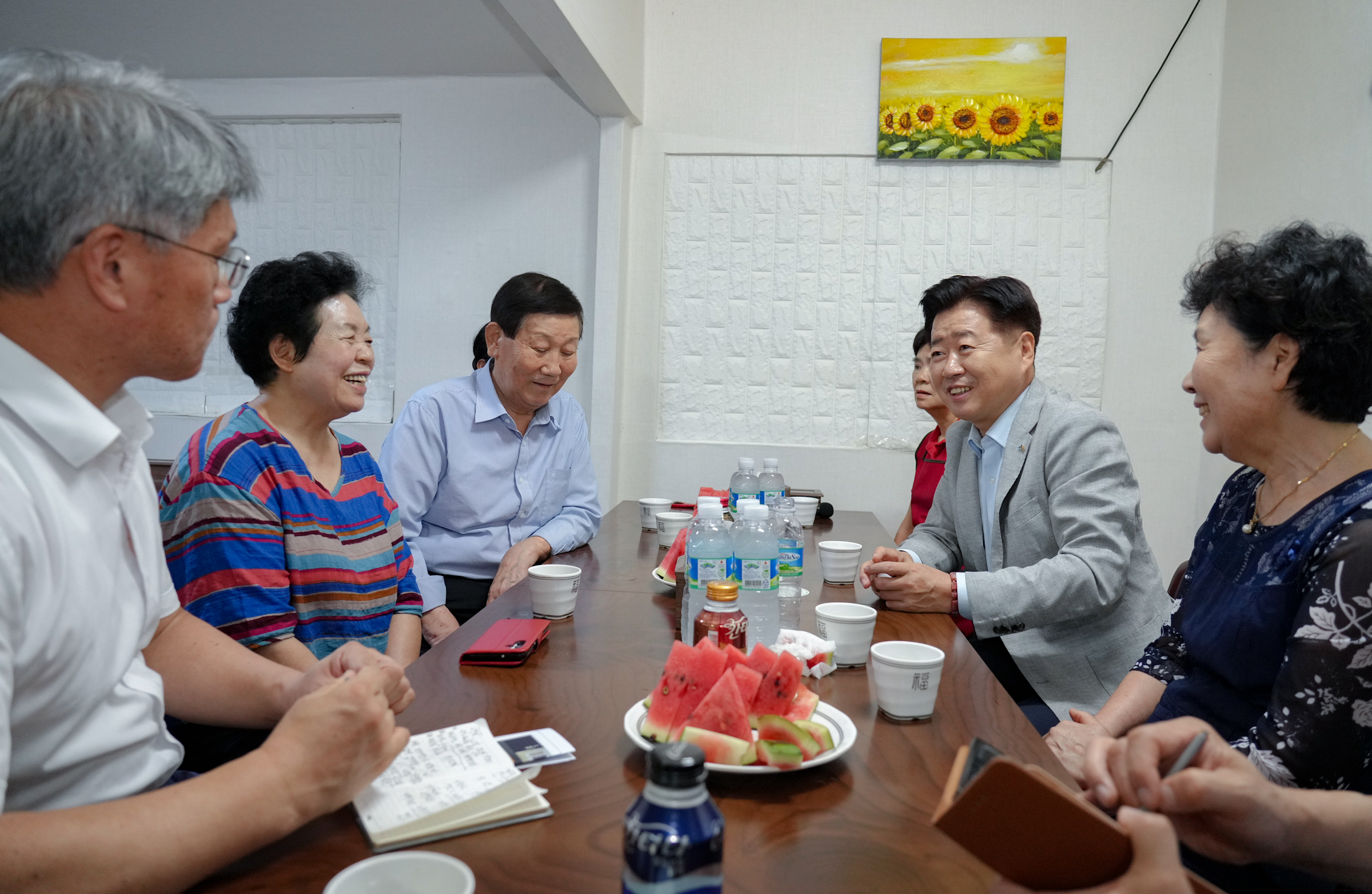 오영훈 제주도지사가 16일 오후 11번째 민생투어의 일환으로 제주시 동광로에 위치한 보성시장을 찾아 상인들과 소통하고 있다. 제주도 제공