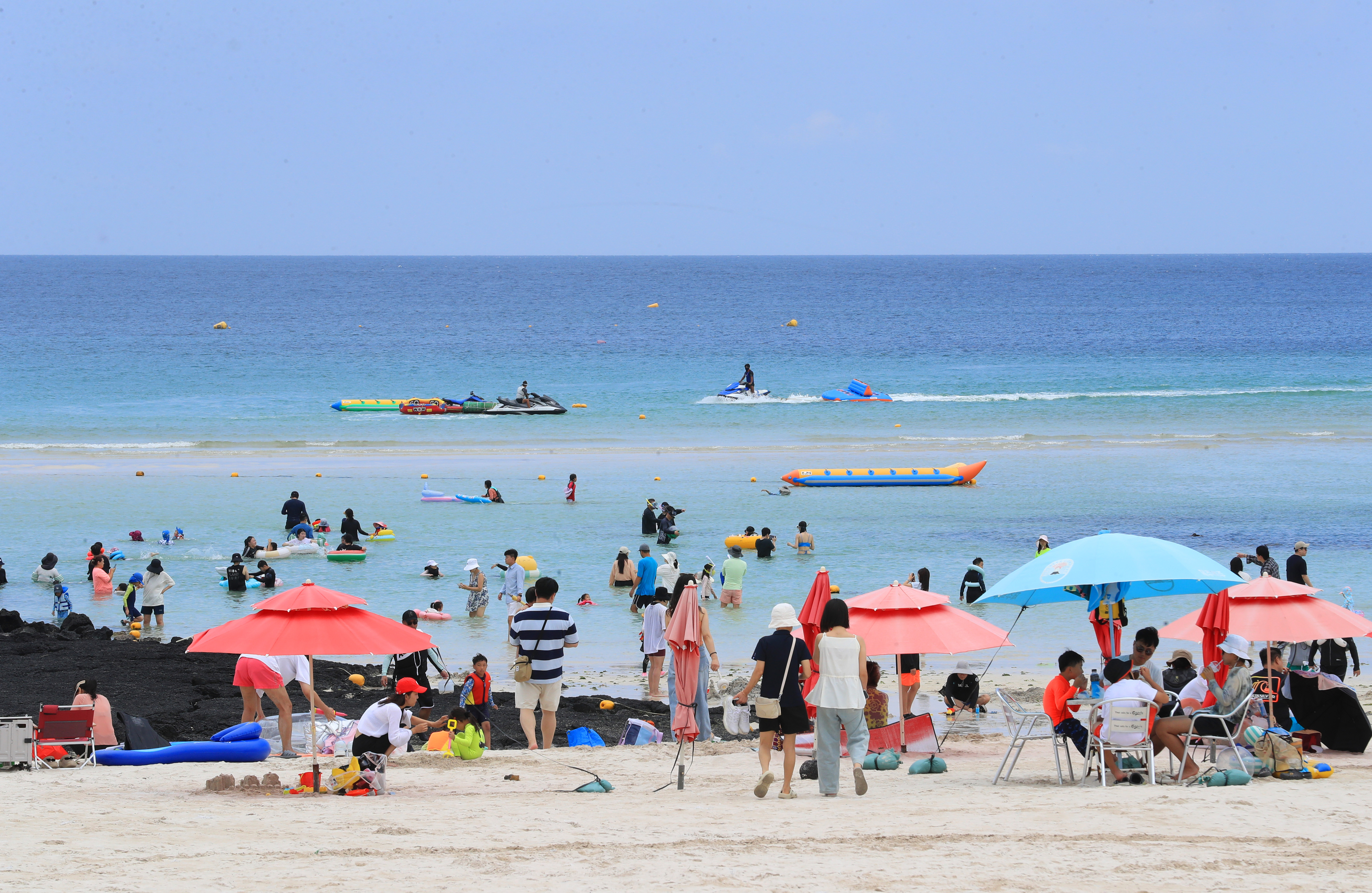 지난 17일 제주 구좌읍 김녕해수욕장에서 피서객들이 물놀이를 하고 있다. 제주 연합뉴스