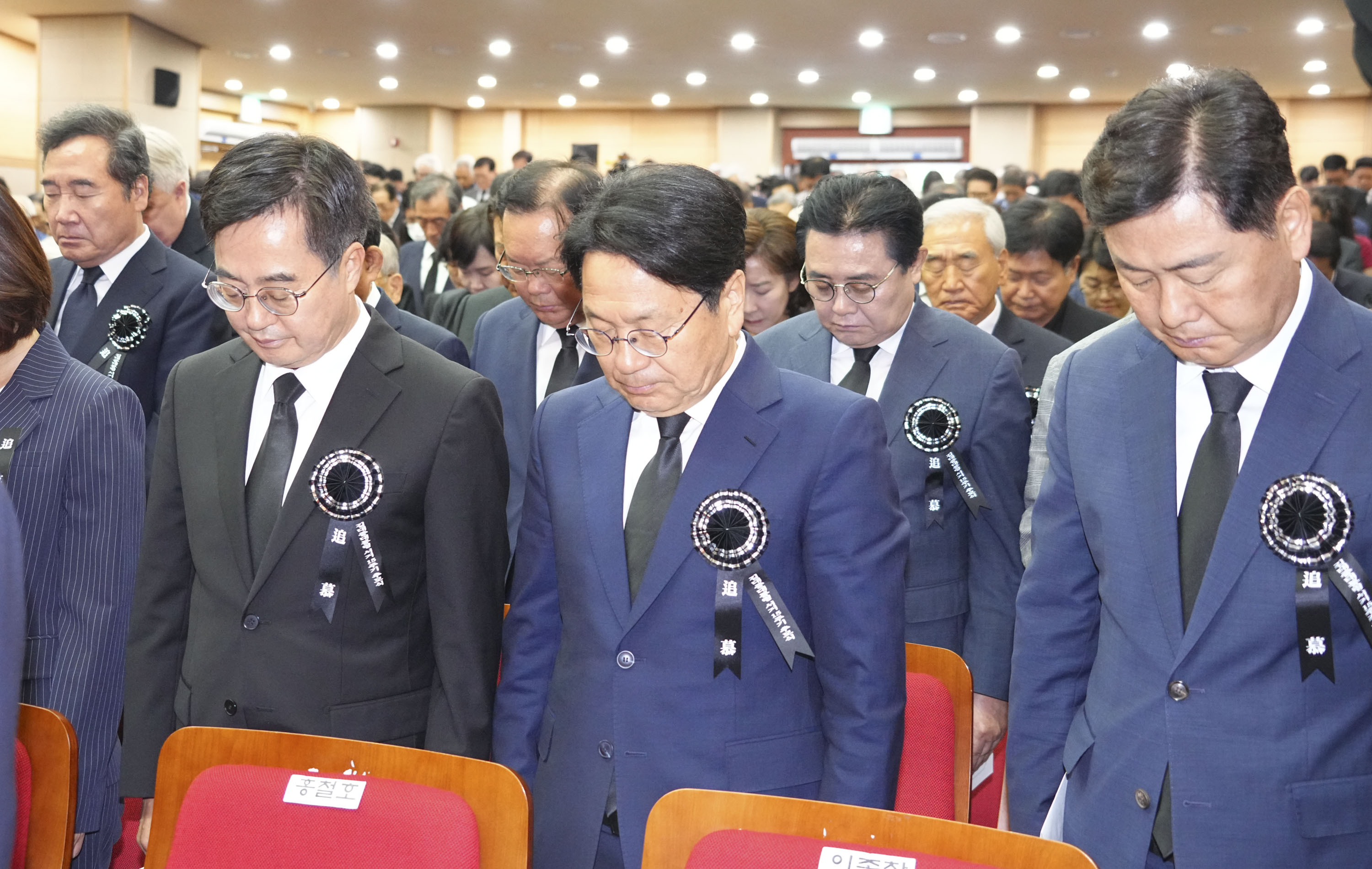 강기정 광주시장이 18일 오전 서울 동작구 국립서울현충원 현충관에서 열린 고(故) 김대중 전 대통령 서거 15주기 추모식에 참석해 묵념하고 있다. 광주광역시 제공