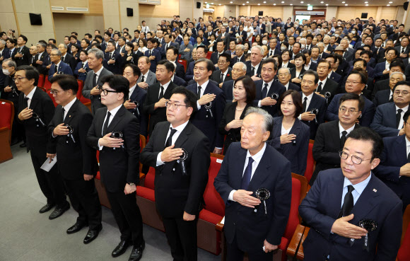 18일 오전 국립서울현충원에서 열린 김대중 전 대통령 서거 15주기 추모식에서 국민의힘 한동훈 대표와 더불어민주당 박찬대 대표 직무대행 겸 원내대표 등 참석자들이 국기에 경례하고 있다. 2024.8.18  연합뉴스