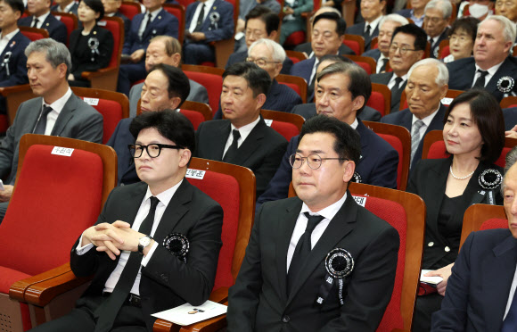 18일 오전 국립서울현충원에서 열린 김대중 전 대통령 서거 15주기 추모식에 국민의힘 한동훈 대표(앞줄 왼쪽)와 더불어민주당 박찬대 대표 직무대행 겸 원내대표 등 여야 정치인들이 참석해 자리하고 있다. 2024.8.18  연합뉴스