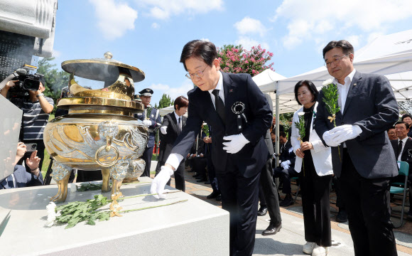 더불어민주당 이재명 전 대표가 18일 오전 국립서울현충원에서 열린 김대중 전 대통령 서거 15주기 추모식에 참석해 헌화하고 있다. 2024.8.18   공동취재