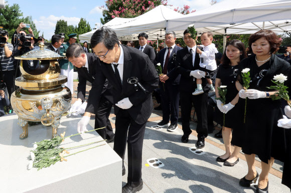 18일 오전 국립서울현충원에서 열린 김대중 전 대통령 서거 15주기 추모식에서 차남인 김홍업 김대중평화센터 이사장과 가족들이 헌화 및 분향하고 있다. 2024.8.18   공동취재