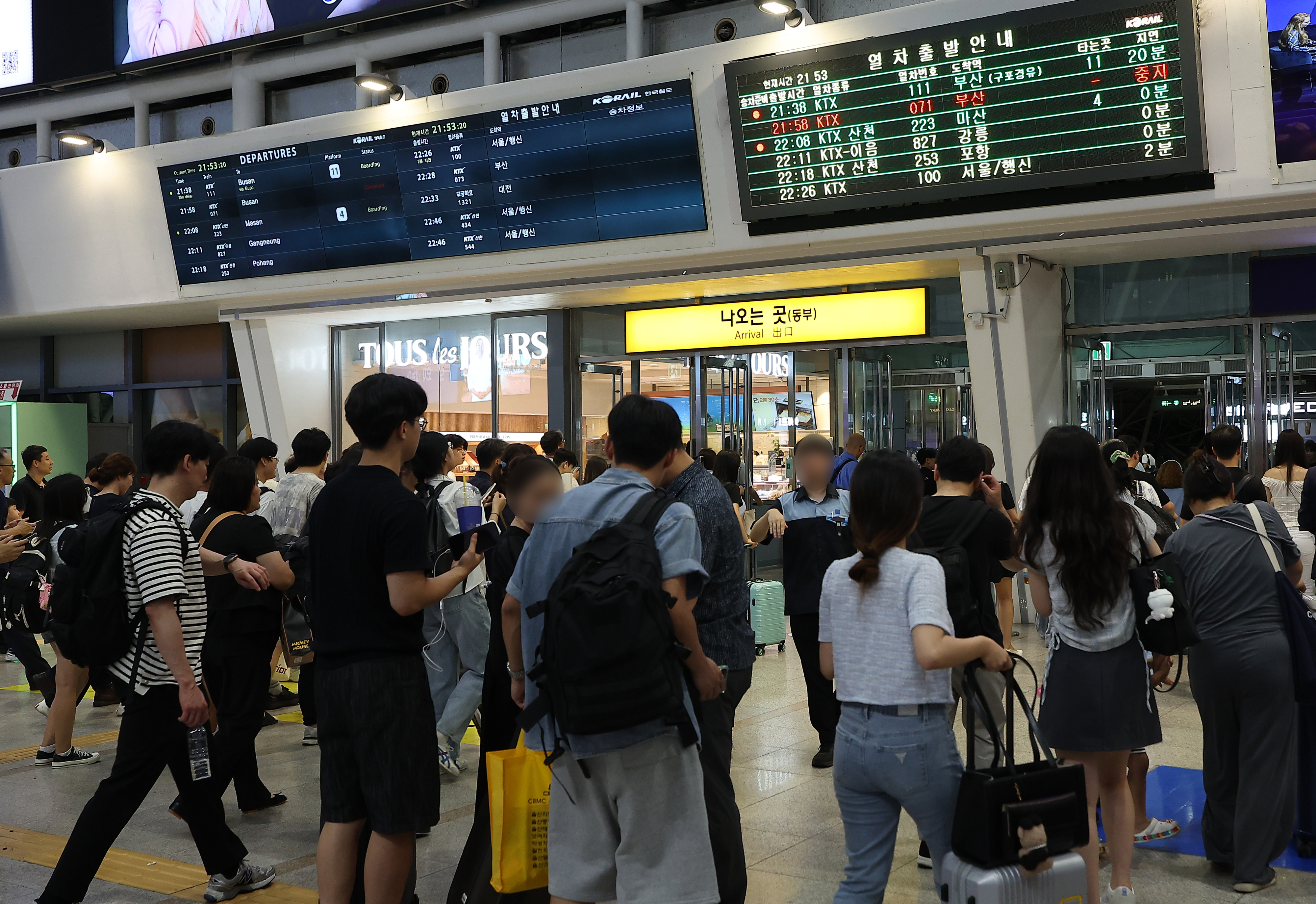 ‘KTX 열차 궤도 이탈’…승객들로 붐비는 서울역