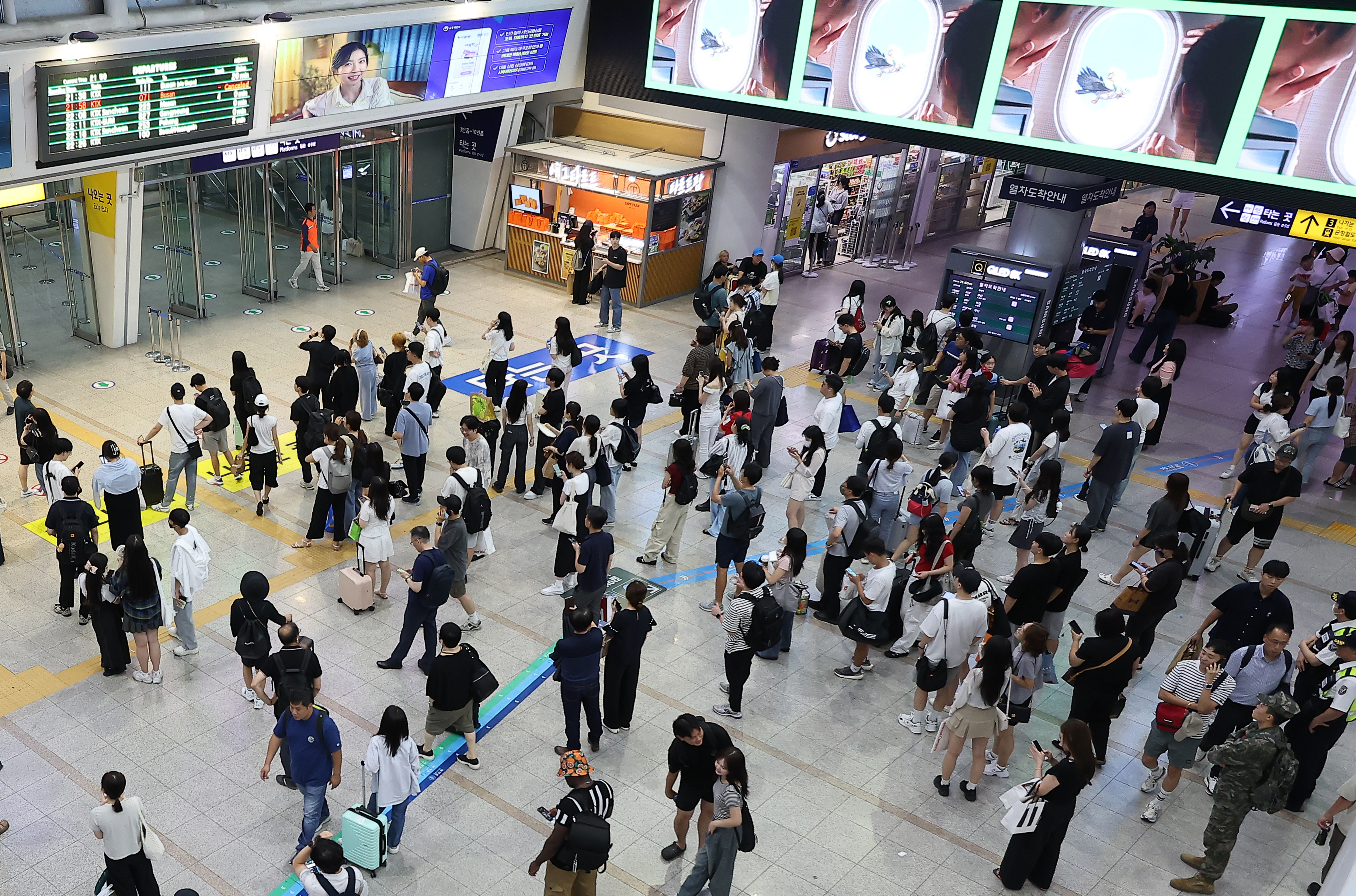 ‘KTX 열차 궤도 이탈’…승객들로 붐비는 서울역