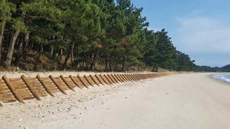 산림청이 충남 보령 삽시도에서 사구 고정을 위해 적용한 소파공법. 원주목과 목재결합용 연결재 등을 활용해 파도를 분사 또는 소실시켜 침식발생을 최소화해 사구를 복원시키는 자연친화적 공법이다. 산림청