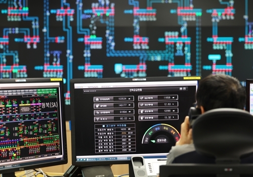 폭염이 이어지면서 전력 수요가 급증한 지난 13일 경기도 수원시 영통구 한국전력공사 경기본부 전력관리처 계통운영센터에서 관계자들이 전력수급상황을 주시하고 있다.   연합뉴스