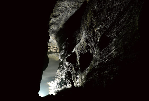 유네스코 세계자연유산인 ‘거문오름용암동굴계’ 화보 ‘어둠에서 빛으로… 14㎞의 여정’이 최근 발간됐다. 사진은 거문오름용암동굴계의 만장굴 내부 모습. 거문오름용암동굴계는 거문오름에서 분출한 용암이 월정리 바닷가까지 약 14㎞를 이동하면서 형성한 용암동굴군을 말한다. 2024.8.19 제주도 제공