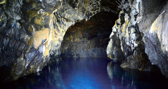 유네스코 세계자연유산인 ‘거문오름용암동굴계’ 화보 ‘어둠에서 빛으로… 14㎞의 여정’이 최근 발간됐다. 사진은 거문오름용암동굴계의 용천동굴 내부 모습. 거문오름용암동굴계는 거문오름에서 분출한 용암이 월정리 바닷가까지 약 14㎞를 이동하면서 형성한 용암동굴군을 말한다. 2024.8.19  제주도 제공