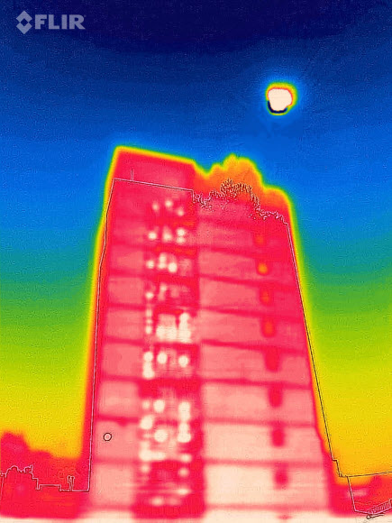 서울 지역 낮 최고 기온이 35도를 기록하는 등 폭염이 계속되고 있는 19일 열화상 카메라로 촬영한 서울 시내의 한 외벽 모습. 열기를 내뿜는 실외기가 흰빛을 띠고 있다. 2024.8.19. 연합뉴스