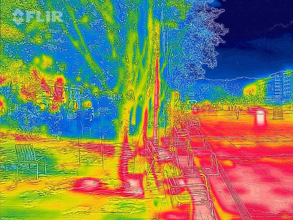 서울 지역 낮 최고 기온이 35도를 기록하는 등 폭염이 계속되고 있는 19일 열화상 카메라 모듈로 촬영한 서울 광화문광장과 나무 그늘 아래의 모습이 대비를 이루고 있다. 열화상 카메라 모듈로 촬영한 이 사진에서 온도가 낮은 부분은 파랗게, 높은 부분은 붉게 표시된다. 2024.8.19. 연합뉴스