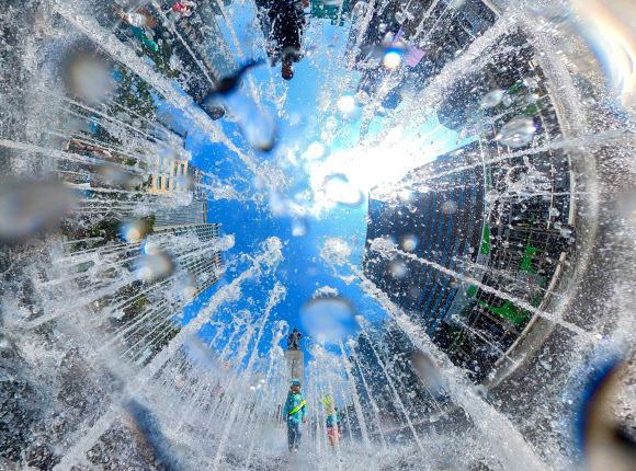 서울 지역 낮 최고 기온이 35도를 기록하는 등 폭염이 계속되고 있는 19일 서울 광화문 광장 분수에서 어린이가 물놀이를 즐기고 있다. 2024.8.19. 연합뉴스