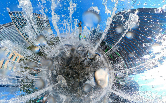 서울 지역 낮 최고 기온이 35도를 기록하는 등 폭염이 계속되고 있는 19일 서울 광화문 광장 분수에서 어린이가 물놀이를 즐기고 있다. 2024.8.19. 연합뉴스