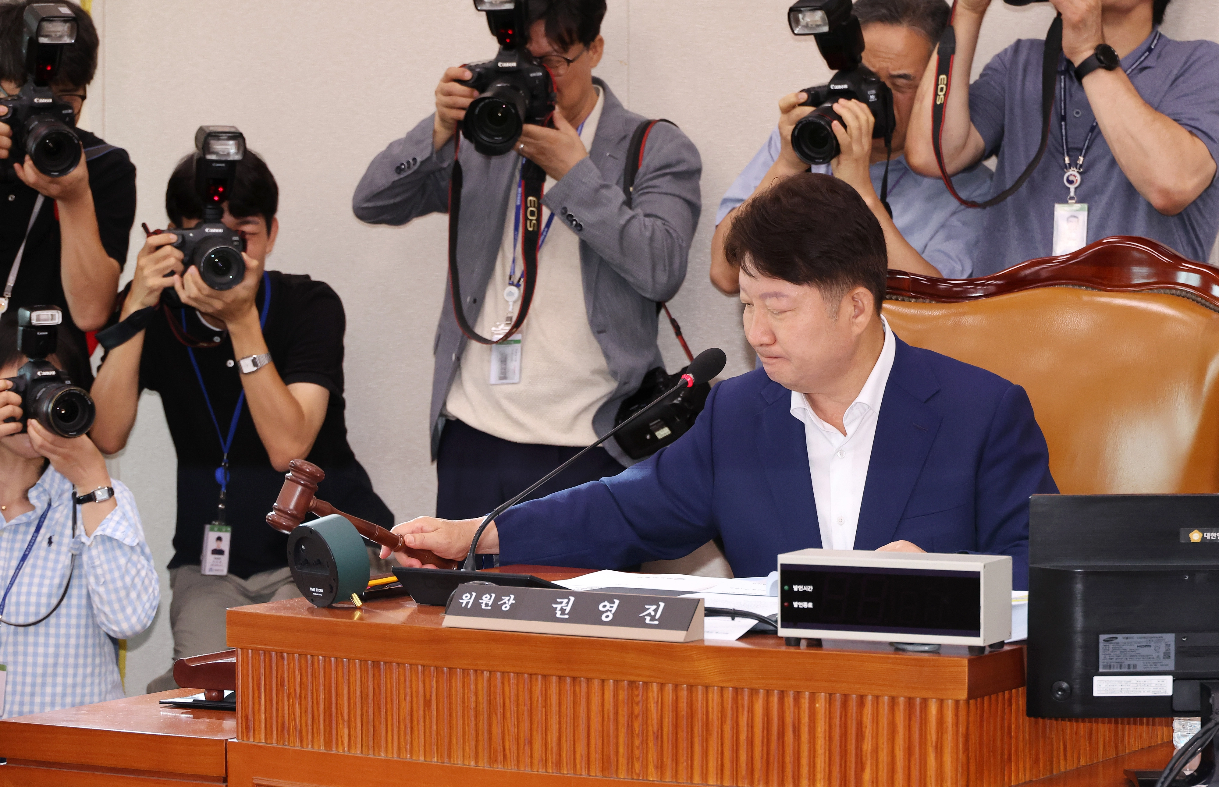 ‘전세사기피해자 지원 및 주거 안정에 관한 특별법 심의’2024년 8월 20일 오전 국회 국토교통위원회에서 열린 전세사기피해자 지원 및 주거 안정에 관한 특별법 일부개정법률안 등을 심의하는 국토법안심사소위원회 회의에서 국민의힘 소속 권영진 소위원장이 의사봉을 두드리고 있다. 연합뉴스