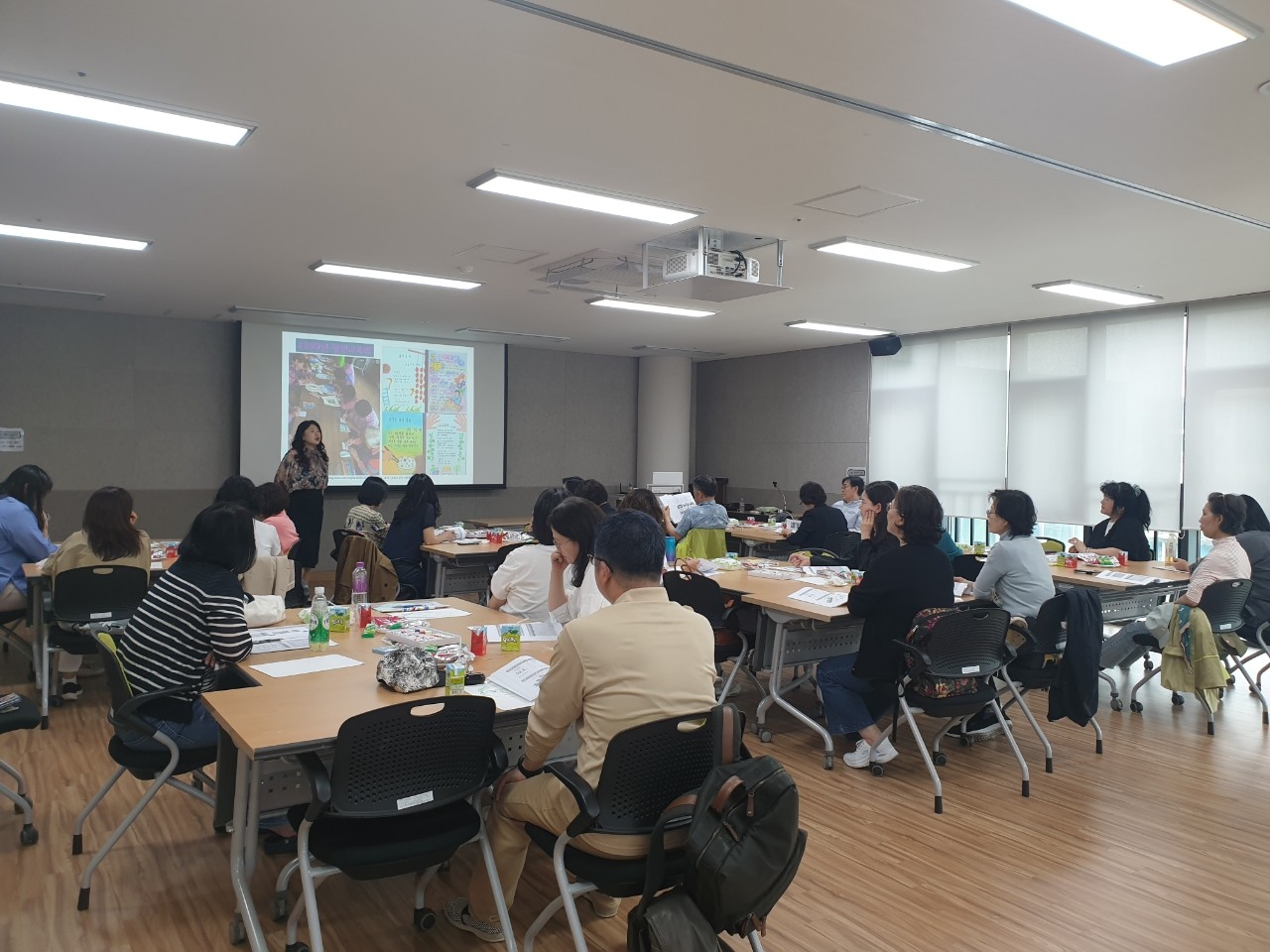 서울 용산구가 용산시니어강사단 양성을 위해 마련한 자격 과정 프로그램이 진행되는 모습. 용산구 제공