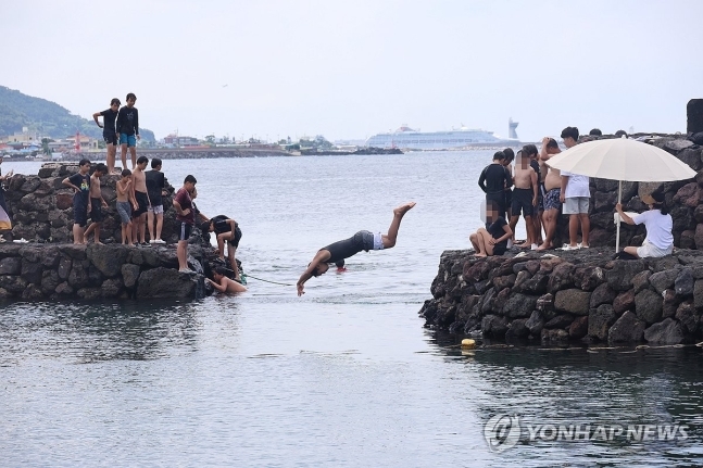 제주 포구 다이빙 자료사진 연합뉴스