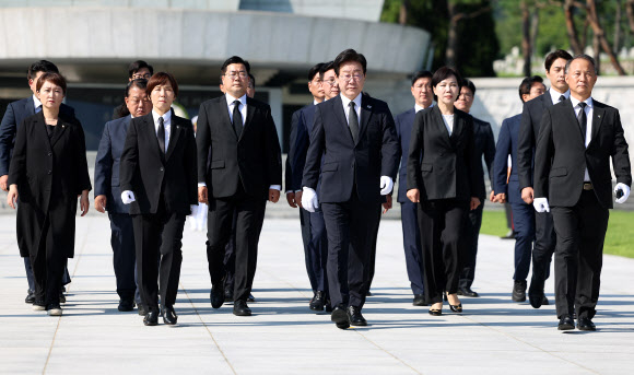 이재명 더불어민주당 대표와 박찬대 원내대표 등 신임 지도부가 지난 19일 오전 서울 동작구 국립현충원을 찾아 참배한 뒤 이동하고 있다. 연합뉴스