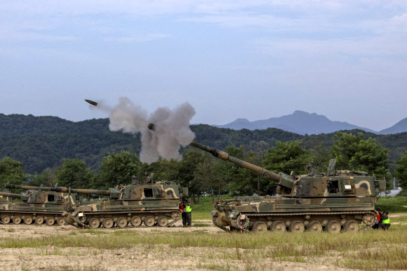 한미 을지 자유의 방패(UFS·을지프리덤실드) 연습이 진행 중인 20일 오전 강원도 철원군에서 실시된 지상군구성군사령부(지구사) 대화력전 훈련에서 육군 7포병여단 K9A1 자주포가 포탄을 발사하고 있다. 2024.8.20  연합뉴스