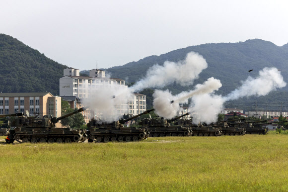 한미 을지 자유의 방패(UFS·을지프리덤실드) 연습이 진행 중인 20일 오전 강원도 철원군에서 실시된 지상군구성군사령부(지구사) 대화력전 훈련에서 육군 7포병여단 K9A1 자주포가 포탄을 발사하고 있다. 2024.8.20  연합뉴스