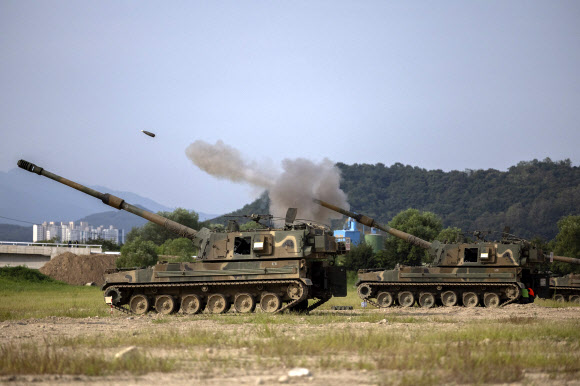 한미 을지 자유의 방패(UFS·을지프리덤실드) 연습이 진행 중인 20일 오전 강원도 철원군에서 실시된 지상군구성군사령부(지구사) 대화력전 훈련에서 육군 7포병여단 K9A1 자주포가 포탄을 발사하고 있다. 2024.8.20  연합뉴스