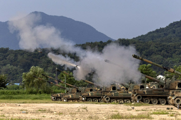 한미 을지 자유의 방패(UFS·을지프리덤실드) 연습이 진행 중인 20일 오전 강원도 철원군에서 실시된 지상군구성군사령부(지구사) 대화력전 훈련에서 육군 7포병여단 K9A1 자주포가 포탄을 발사하고 있다. 2024.8.20  연합뉴스