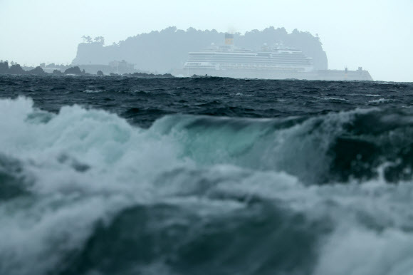 제9호 태풍 종다리가 북상 중인 20일 오전 제주 서귀포시 예래동 앞바다에 점차 강한 파도가 몰아치고 있다.  파도 뒤로 강정항에 정박한 대형크루즈선과 범섬이 보인다. 2024.8.20  연합뉴스