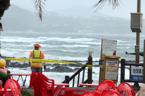 제9호 태풍 종다리가 북상 중인 20일 오전 제주 서귀포시 예래동 논짓물 물놀이장에서 안전요원이 출입을 통제하고 있다. 2024.8.20  연합뉴스