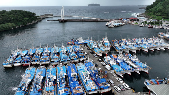제9호 태풍 종다리가 북상 중인 20일 오전 제주 서귀포항으로 어선들이 대피하고 있다. 2024.8.20  연합뉴스