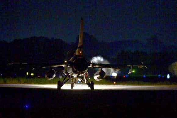 한미 공군이 지난 19일부터 오는 23일까지 양국 공군 5개 비행단이 참가한 가운데 다영역 임무 수행을 위한 24시간 실비행 훈련을 최초로 실시하고 있다고 20일 밝혔다. 사진은 공군 제20전투비행단 KF-16 전투기들이 훈련에 앞서 지상활주하고 있는 모습. 2024.8.20  공군 제공