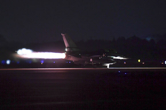 한미 공군이 지난 19일부터 오는 23일까지 양국 공군 5개 비행단이 참가한 가운데 다영역 임무 수행을 위한 24시간 실비행 훈련을 최초로 실시하고 있다고 20일 밝혔다. 사진은 공군 제20전투비행단 KF-16 전투기가 훈련을 위해 힘차게 이륙하고 있는 모습. 2024.8.20  공군 제공