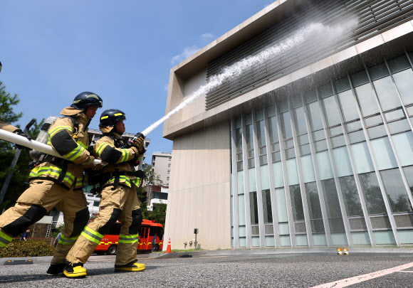 테러 화재 대응 훈련하는 소방관들