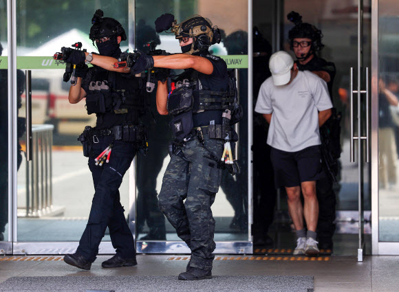 ‘테러범 제압 완료’