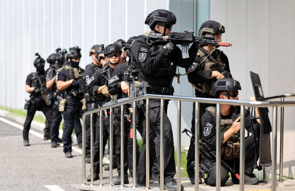 진압작전 펼치는 군.경찰