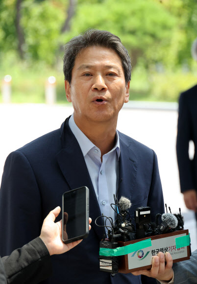 임종석 전 청와대 비서실장이 20일 오후 전주지검 청사에 출두하고 있다. 2024.8.20  연합뉴스